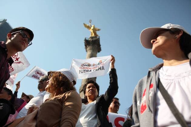 January 7, 2017 - Mexico City, Mexico - People awaits over the monument of the Angel de La Independencia in Mexico City on January 7 2017 to continue demonstrating. Nationwide protests continue for Almost an entire week demonstrating at small groups shuting down gas stations and roads to protest a price deregulation that has the cost of fuel up by as much as 20 percent. Mexico City Mexico  - ZUMAn230 20170107_zaa_n230_193