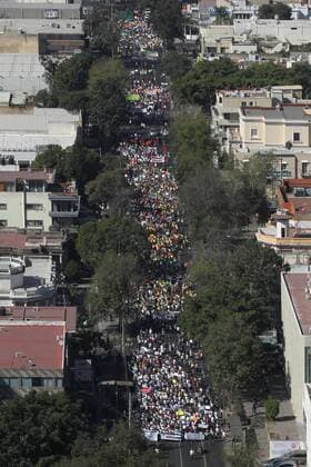 Bilder des Tages A view of a demonstration against the rise of fuel s prices in Guadalajara, Jalisco, Mexico, 07 January 2016. The riots linked to the protests have left at least 6 dead and over 1,500 arrested as President Pena Nieto did not appeal to the citizen s understanding. PROTESTS FOR THE RISE OF FUELS PRICES EXTEND IN MEXICO !ACHTUNG: NUR REDAKTIONELLE NUTZUNG!  MEX001 20170107-636194202994139632