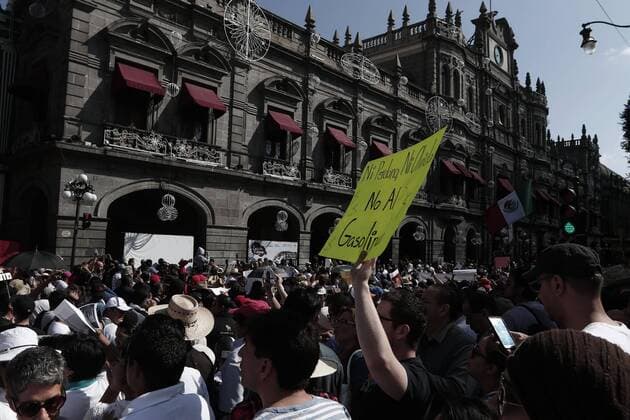 A view of a demonstration against the rise of fuel s prices in Puebla, Mexico, 07 January 2016. The riots linked to the protests have left at least 6 dead and over 1,500 arrested as President Pena Nieto did not appeal to the citizen s understanding. PROTESTS FOR THE RISE OF FUELS PRICES EXTEND IN MEXICO !ACHTUNG: NUR REDAKTIONELLE NUTZUNG!  MEX001 20170107-636194203612823734