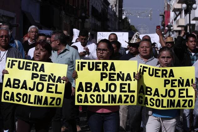 A view of a demonstration against the rise of fuel s prices in Puebla, Mexico, 07 January 2016. The riots linked to the protests have left at least 6 dead and over 1,500 arrested as President Pena Nieto did not appeal to the citizen s understanding. PROTESTS FOR THE RISE OF FUELS PRICES EXTEND IN MEXICO !ACHTUNG: NUR REDAKTIONELLE NUTZUNG!  MEX001 20170107-636194203628891425