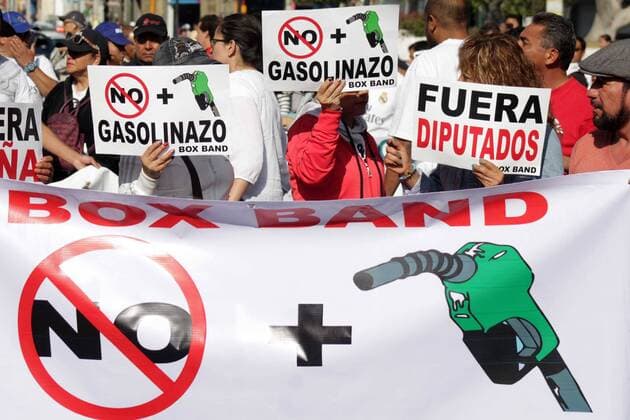 January 7, 2017 - Mexico - EUM20170107NAC10.JPG.PUEBLA, Pue., Protest Protesta-Alza Gasolina.- Miles de personas marchan en las calles de esta capital como parte del movimiento nacional contra el alza en el precio de las gasolinas, el sabado 7 de enero de 2017. Foto: Agencia EL UNIVERSAL EVZ Mexico  - ZUMAu78_ 20170107_zaf_u78_038