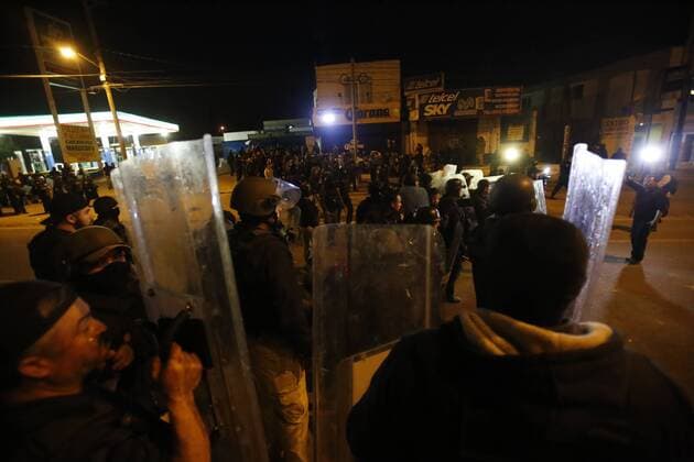 January 7, 2017 - Rosarito, Baja California, Mexico - Tijuana Baja California, Mexico, January 7th, 2017: Protesters are met by police presence in Rosarito. Police charged the protestors. Rosarito Mexico - ZUMAs44_ 20170107_zaf_s44_037
