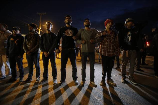 January 7, 2017 - Rosarito, Baja California, Mexico - Tijuana Baja California, Mexico, January 7th, 2017: Protesters are met by police presence in Rosarito. Several formed a human chain. Rosarito Mexico - ZUMAs44_ 20170107_zaf_s44_028