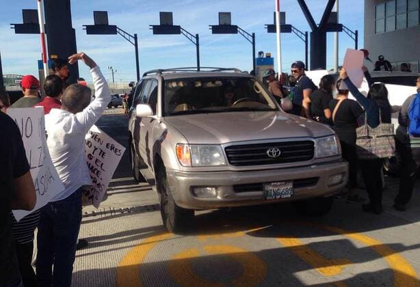 Bilder des Tages January 8, 2017 - San Diego, CA, USA - TIJUANA, BC-JANUARY 8, 2017:.Unrest over gasoline price hikes in Mexico continues at TijuanaoÂ¢Ã¢öÂ¬Ã¢Â¢s El Chaparral port of entry Sunday. San Diego USA - ZUMAs44_ 20170108_zaf_s44_015