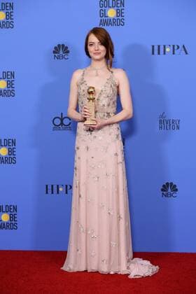 Bilder des Tages Jan 8, 2017 - Beverly Hills, California, U.S - After winning the category of BEST PERFORMANCE BY AN ACTRESS IN A MOTION PICTURE COMEDY OR MUSICAL for her work in La La Land, actress EMMA STONE poses backstage in the press room with her Golden Globe Award at the 74th Annual Golden Globe Awards at the Beverly Hilton in Beverly Hills, CA on Sunday, January 8, 2017. Beverly Hills U.S - ZUMAz03_ 20170108_sha_z03_554