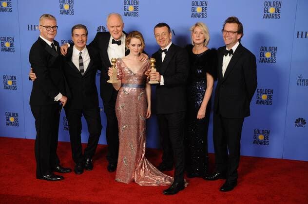Themen der Woche January 8, 2017 - Los Angeles, California, U.S. - THE CAST AND CREW OF THE CROWN celebrates backstage at the 74th Annual Golden Globe Awards, at The Beverly Hilton in Beverly Hills. Los Angeles U.S. - ZUMAz03_ 20170108_zbp_z03_394