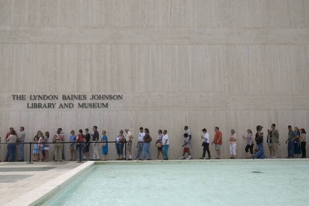 Architektur von Gordon Bunshaft Jul 13, 2007 - Austin, TX, USA - Lined up outside the LBJ Library and Museum, hundreds of people wait to pass by the casket and pay their respects to former first lady, Lady Bird Johnson, Friday July 13th, 2007. Lady Bird will lie in repose in the library until Saturday morning. - ZUMAmz1_ 20070713_ave_mz1_213