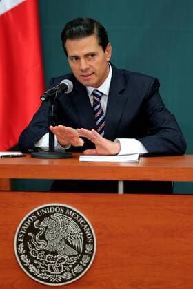 Mexican President Enrique Pena Nieto (C) takes part at an official event at the presidential residence Los Pinos, in order to announce protection measures for the families economy, while the protests against the rise of fuels prices countinue, in Mexico City, Mexico, 09 January 2017. During the protests six dead and 1,500 arrested have been registered along hundreds of lootings. EFE Jose Mendez MEXICAN PRESIDENT ANNOUNCES PLAN TO PROTECT THE FAMILIES ECONOMY !ACHTUNG: NUR REDAKTIONELLE NUTZUNG!  MEX005 20170109-636195933043752647