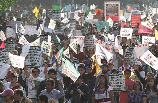 Thousand participate in a march against rising fuel prices and in favor of the resignation of President Enrique Pena Nieto, in Mexico City, Mexico, on 9 January 2017. The march began with the support of thousands of people who responded to the call promoted in social networks. The mobilization, a citizens initiative, began shortly after 16.00 local time at the monument known as Angel de la Independencia, on the way to the Zócalo, the main square of the capital. EFE Mario Guzmán Thousands march in the Mexican capital against gasoline increase and Pena Nieto !ACHTUNG: NUR REDAKTIONELLE NUTZUNG!  MEX50 20170110-636196137695300965