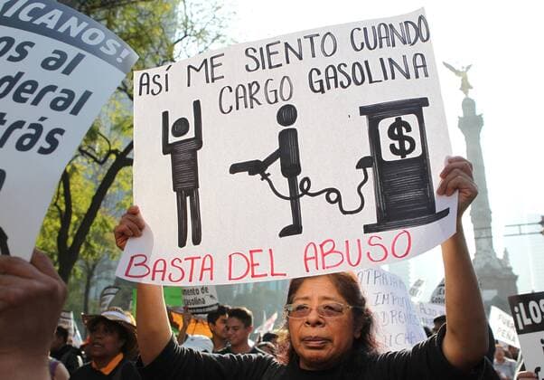 Thousand participate in a march against rising fuel prices and in favor of the resignation of President Enrique Pena Nieto, in Mexico City, Mexico, on 9 January 2017. The march began with the support of thousands of people who responded to the call promoted in social networks. The mobilization, a citizens initiative, began shortly after 16.00 local time at the monument known as Angel de la Independencia, on the way to the Zócalo, the main square of the capital. EFE Mario Guzmán Thousands march in the Mexican capital against gasoline increase and Pena Nieto !ACHTUNG: NUR REDAKTIONELLE NUTZUNG!  MEX50 20170110-636196137714179627