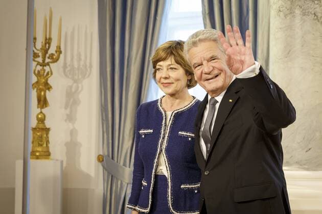 10.01.2017, Berlin, Deutschland, GER, Schloss Bellevue, Neujahrsempfang des Bundespräsidenten, Daniela Schadt und BP Joachim Gauck. Der Herr Bundespräsident winkt freudig.