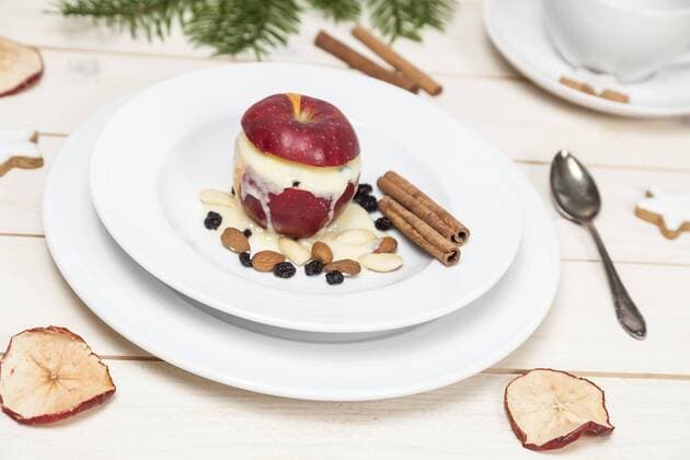 Bratapfel auf Teller Bratapfel auf Teller