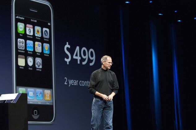 Jan. 09, 2007 - San Francisco, California, U.S. - Apple Computer Inc. CEO STEVE JOBS introduces the iPhone during MacWorld 2007 at the Moscone Center.  - ZUMAb18_ 20070109_sha_b18_231