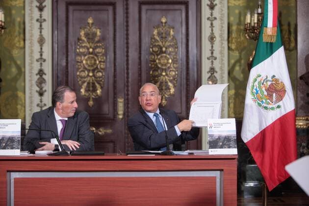 Secretary General of the Organization for Economic Co-operation and Development (OECD) Jose Angel Gurria (R) and Mexico s Public Credit and Treasury Minister Jose Antonio Meade Kuribena (L) speak during the presentation of the Economic Report of Mexico 2017 OECD in Mexico City, Mexico, 10 January 2017. Gurria remarked the strenght of Mexico s motor industry, although he urged the country to diversify its economy. EFE Sahenka Gutierrez THE OECD TRUSTS THE MEXICAN MOTOT INDUSTRY !ACHTUNG: NUR REDAKTIONELLE NUTZUNG!  MEX001 20170110-636196730480659243
