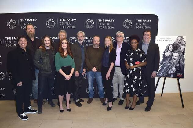 Michael Wimer, Ryan Hurst, Kyle Gallner, Jon Amiel, Gillian Alexy, Peter Mattei, Paul Giamatti, Francie Swift, Peter Tolan, Christina Jackson und Matt Cherniss bei der Season 2 Premiere der WGN America TV-Serie Outsiders im Paley Center for Media. Beverly Hills, 10.01.2017 Foto:xD.xStarbuckx xFuturexImage