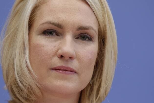 Themen der Woche Bilder des Tages Bundesministerin für Familie, Senioren, Frauen und Jugend Manuela Schwesig, Deutschland, Berlin, Bundespressekonferenz, Thema: Kabinettsbefassung Gesetzentwurf für mehr Lohngerechtigkeit (Gesetz zur Förderung der Entgelttransparenz zwischen Frauen und Männern) 11.01.2017