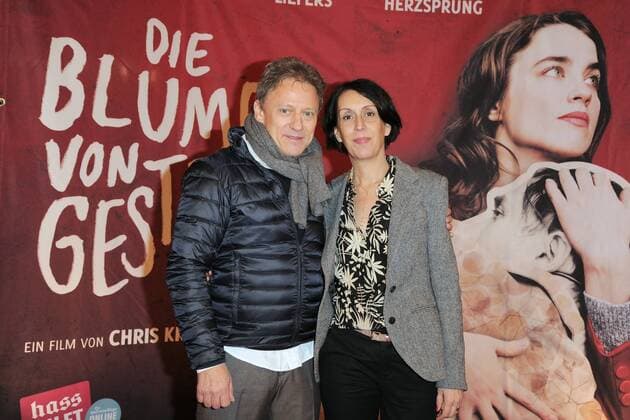 Axel Pape mit Ehefrau Gioia Raspe Ankunft, roter Teppich zur Berlin Premiere DIE BLUMEN VON GESTERN im Kino International in Berlin, am 11.01.2017