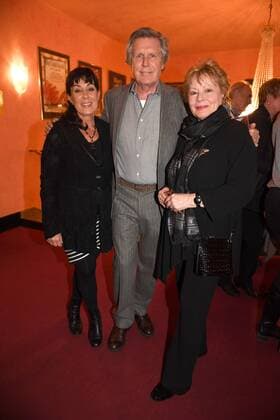 Sigmar Solbach mit Ehefrau Claudia und Loni von Friedl Premiere Ein Mann fürs Grobe Komoedie im Bayerischen Hof Theater München 11. Januar 2017