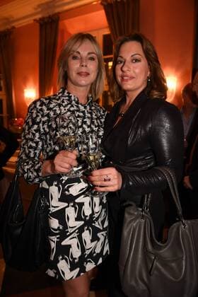 Saskia Valencia und Julia Dahmen Premiere Ein Mann fürs Grobe Komoedie im Bayerischen Hof Theater München 11. Januar 2017