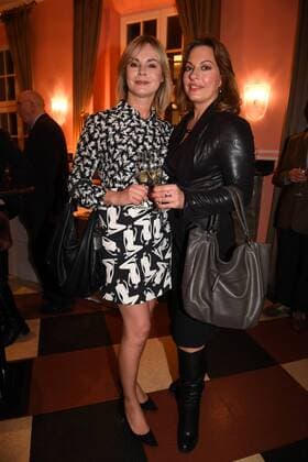 Saskia Valencia und Julia Dahmen Premiere Ein Mann fürs Grobe Komoedie im Bayerischen Hof Theater München 11. Januar 2017