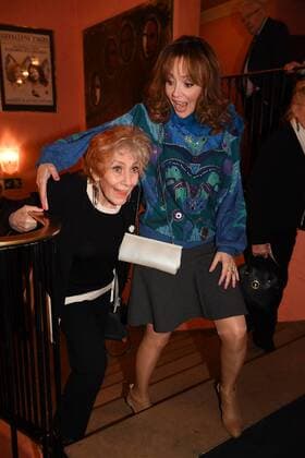 Doris Gallart und Cornelia Corba Premiere Ein Mann fürs Grobe Komoedie im Bayerischen Hof Theater München 11. Januar 2017
