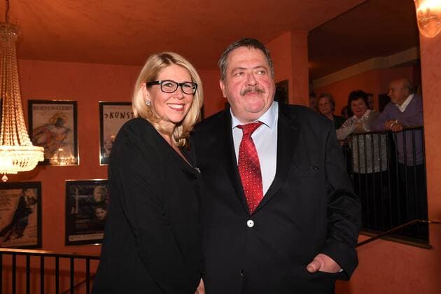 Joseph Hannesschläger mit Freundin Premiere Ein Mann fürs Grobe Komoedie im Bayerischen Hof Theater München 11. Januar 2017