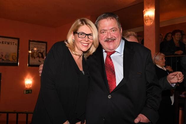 Joseph Hannesschläger mit Freundin Premiere Ein Mann fürs Grobe Komoedie im Bayerischen Hof Theater München 11. Januar 2017