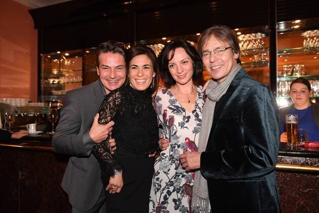 Pascal Breuer mit Freundin Loredana La Rocca und Jacques Breuer mit Ehefrau Viola Wedekind Premiere Ein Mann fürs Grobe Komoedie im Bayerischen Hof Theater München 11. Januar 2017