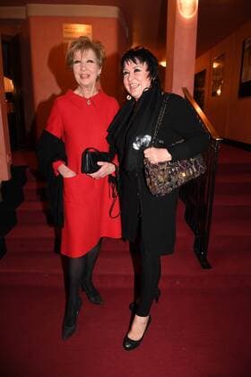 Carolin Reiber und Uschi Ackermann Premiere Ein Mann fürs Grobe Komoedie im Bayerischen Hof Theater München 11. Januar 2017