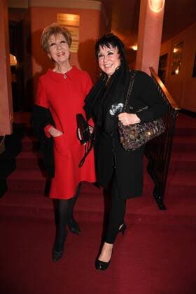 Carolin Reiber und Uschi Ackermann Premiere Ein Mann fürs Grobe Komoedie im Bayerischen Hof Theater München 11. Januar 2017