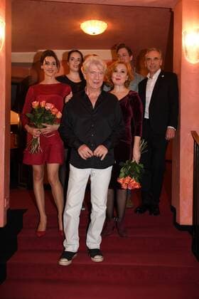 Genoveva Mayer, Clara Cüppers, Jürgen Prochnow, Verena Wengler, Patrick Dollmann und Ralf Komorr Premiere Ein Mann fürs Grobe Komoedie im Bayerischen Hof Theater München 11. Januar 2017