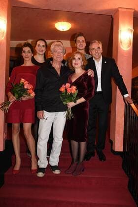 Genoveva Mayer, Clara Cüppers, Jürgen Prochnow, Verena Wengler, Patrick Dollmann und Ralf Komorr Premiere Ein Mann fürs Grobe Komoedie im Bayerischen Hof Theater München 11. Januar 2017