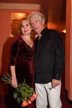 Jürgen Prochnow mit Ehefrau Verena Wengler Premiere Ein Mann fürs Grobe Komoedie im Bayerischen Hof Theater München 11. Januar 2017