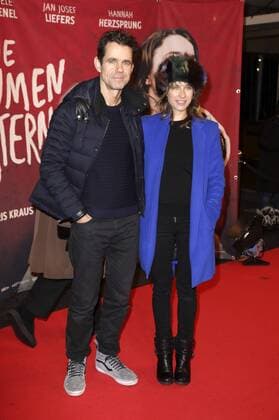 Tom Tykwer mit Ehefrau Marie Steinmann bei der Premiere des Kinofilms Die Blumen von gestern im Kino International. Berlin, 11.01.2017 Foto:xS.xGabschx xFuturexImage