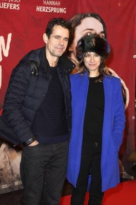 Tom Tykwer mit Ehefrau Marie Steinmann bei der Premiere des Kinofilms Die Blumen von gestern im Kino International. Berlin, 11.01.2017 Foto:xS.xGabschx xFuturexImage
