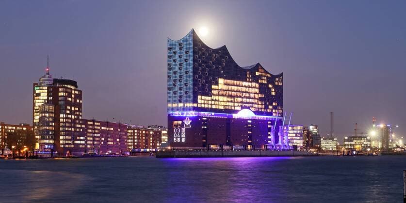 Die bunt beleuchtete Elbphilharmonie bei der feierlichen Zeremonie zu ihrer Eroeffnung am Platz der Deutschen Einheit 1, am Hamburger Hafen Copyright imago stock&people GmbH Tinkeres Datum: 11.01.2017 Elbphilharmonie