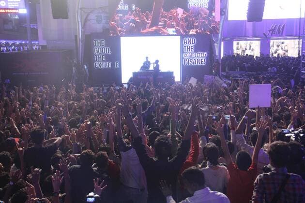 MUMBAI, INDIA - JANUARY 12: Huge crowd gathered during a meet and greet with Hollywood actor Vin Diesel and Bollywood actor Deepika Padukone to promote the film xXx: Return of Xander Cage , on January 12, 2017 in Mumbai, India. . xXx: Return of Xander Cage is a 2017 American action film directed by D. J. Caruso and written by F. Scott Frazier. It stars Vin Diesel, Donnie Yen, Deepika Padukone, Kris Wu, Ruby Rose, Tony Jaa, Nina Dobrev, Toni Collette and Samuel L. Jackson. It is the third film in the xXx franchise and a sequel to both xXx (2002) and xXx: State of the Union (2005). (Photo by Pramod Thakur Hindustan Times ) Hollywood Actor Vin Diesel And Bollywood Actor Deepika Padukone Meet Fans In Mumbai