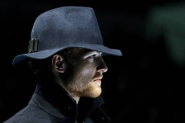MILAN, A model presents a creation from the Fall Winter 2017 18 menswear collection of Emporio Armani during Milan Fashion Week in Milan, Italy, on Jan. 14, 2017. ) (zf) ITALY-MILAN-FASHION WEEK-MEN-EMPORIO ARMANI JinxYu 