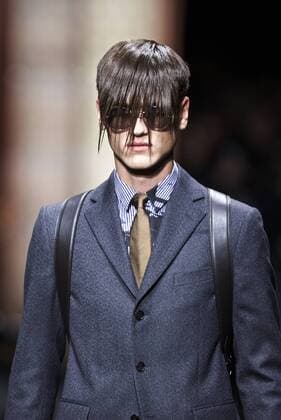 MILAN, A model presents a creation from the Fall Winter 2017 18 menswear collection of Versace during Milan Fashion Week in Milan, Italy, on Jan. 14, 2017. ) (zf) ITALY-MILAN-FASHION WEEK-MEN-VERSACE JinxYu 