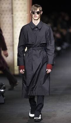 MILAN, A model presents a creation from the Fall Winter 2017 18 menswear collection of Versace during Milan Fashion Week in Milan, Italy, on Jan. 14, 2017. ) (zf) ITALY-MILAN-FASHION WEEK-MEN-VERSACE JinxYu 