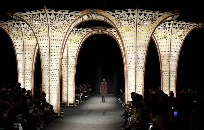MILAN, A model presents a creation from the Fall Winter 2017 18 menswear collection of Versace during Milan Fashion Week in Milan, Italy, on Jan. 14, 2017. ) (zf) ITALY-MILAN-FASHION WEEK-MEN-VERSACE JinxYu 
