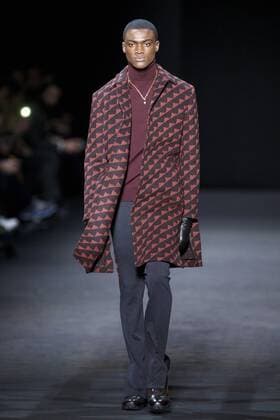 MILAN, A model presents a creation from the Fall Winter 2017 18 menswear collection of Versace during Milan Fashion Week in Milan, Italy, on Jan. 14, 2017. ) (zf) ITALY-MILAN-FASHION WEEK-MEN-VERSACE JinxYu 