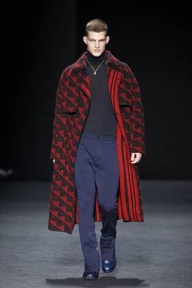 MILAN, A model presents a creation from the Fall Winter 2017 18 menswear collection of Versace during Milan Fashion Week in Milan, Italy, on Jan. 14, 2017. ) (zf) ITALY-MILAN-FASHION WEEK-MEN-VERSACE JinxYu 