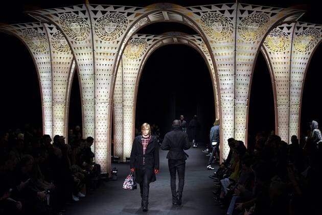 MILAN, Models present creations from the Fall Winter 2017 18 menswear collection of Versace during Milan Fashion Week in Milan, Italy, on Jan. 14, 2017. ) (zf) ITALY-MILAN-FASHION WEEK-MEN-VERSACE JinxYu 