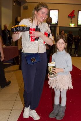 Caroline Frier mit Patenkind bei der Premiere - Wendy - am 15.01.2017 im Cinedom Kino in Köln. Premiere - Wendy -