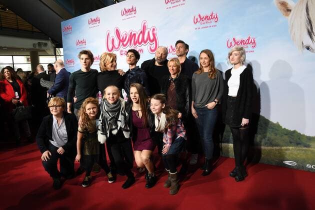 Die Schauspieler und Mitwirkende posieren am 15.01.2017 in Köln auf dem roten Teppich bei der Premiere des Films Wendy der Film im Kölner Cinedom.