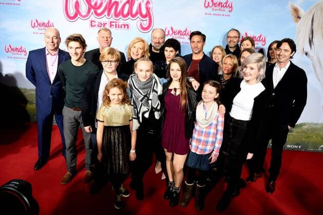 Die Schauspieler und Mitwirkende posieren am 15.01.2017 in Köln auf dem roten Teppich bei der Premiere des Films Wendy der Film im Kölner Cinedom.