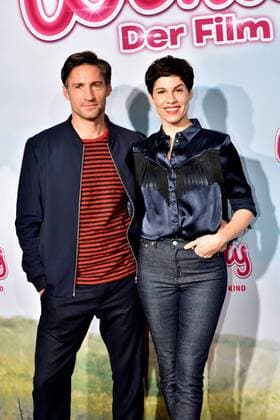 Die Schauspieler Benjamin Sadler (l) und Jasmin Gerat (r) am 15.01.2017 in Köln auf dem roten Teppich bei der Premiere des Films Wendy der Film im Kölner Cinedom.