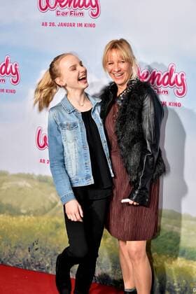 Die Schauspielerin Jule Hermann (l) und die Regisseurin Dagmar Seume (r) am 15.01.2017 in Köln auf dem roten Teppich bei der Premiere des Films Wendy der Film im Kölner Cinedom.