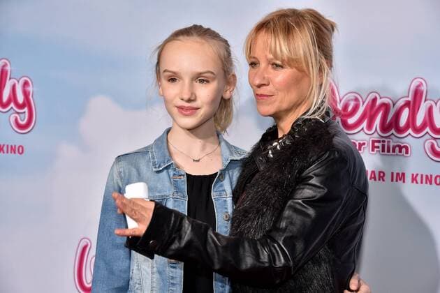 Die Schauspielerin Jule Hermann (l) und die Regisseurin Dagmar Seume (r) am 15.01.2017 in Köln auf dem roten Teppich bei der Premiere des Films Wendy der Film im Kölner Cinedom.
